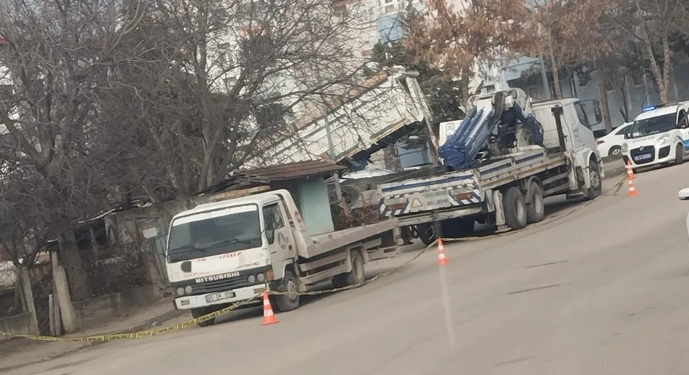 Çekici ile vinç arasında kalarak hayatını kaybetti.
