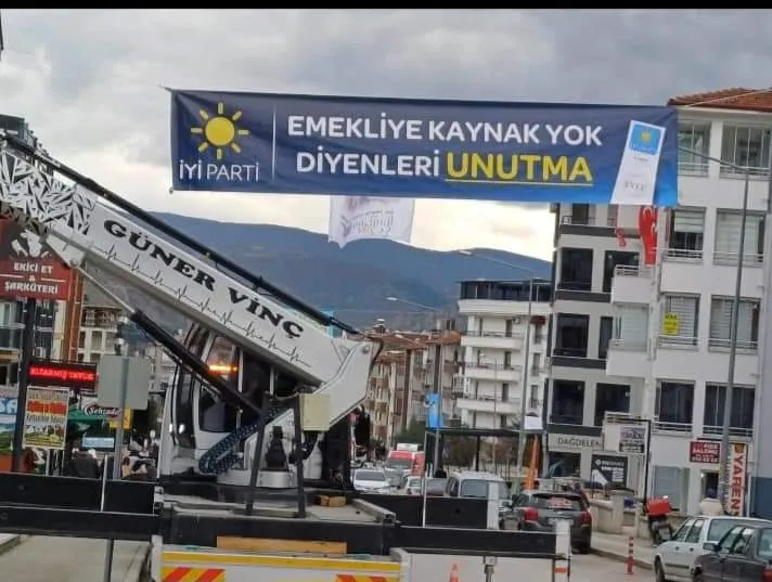 İYİ PARTİ PANKARTLARI SEÇİM KURULU KARARI İLE KALDIRILDI